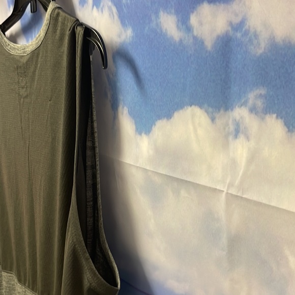 - Brand new with tags Men’s Reebok active tank top. Top has a small thread… - Picture 11 of 16